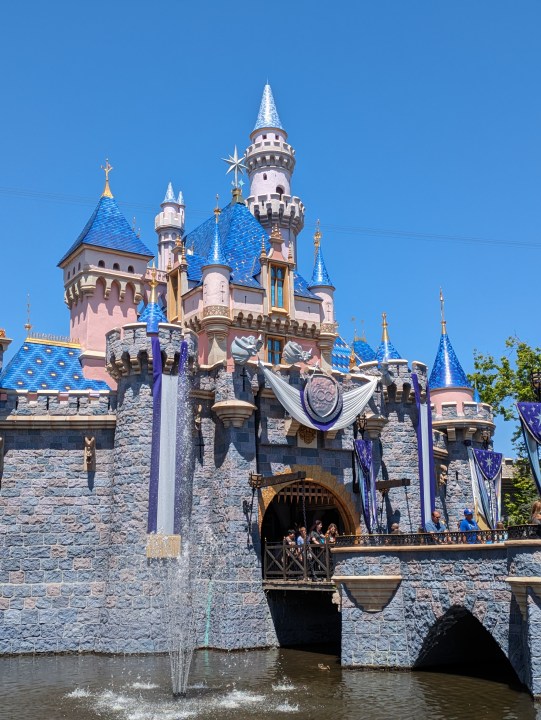 Sleeing Beauty Casle decorato con Disney100 a Disneyland scattato con Google Pixel 7a