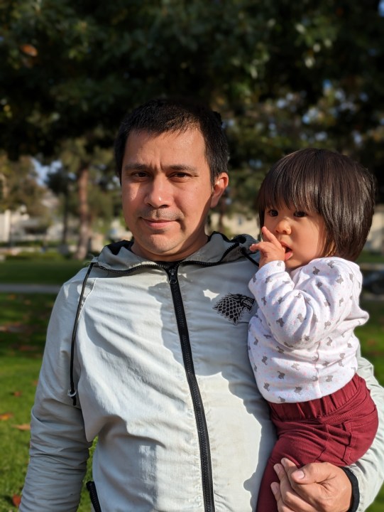 Foto in modalità ritratto di papà e figlia piccola scattata con Google Pixel 7a