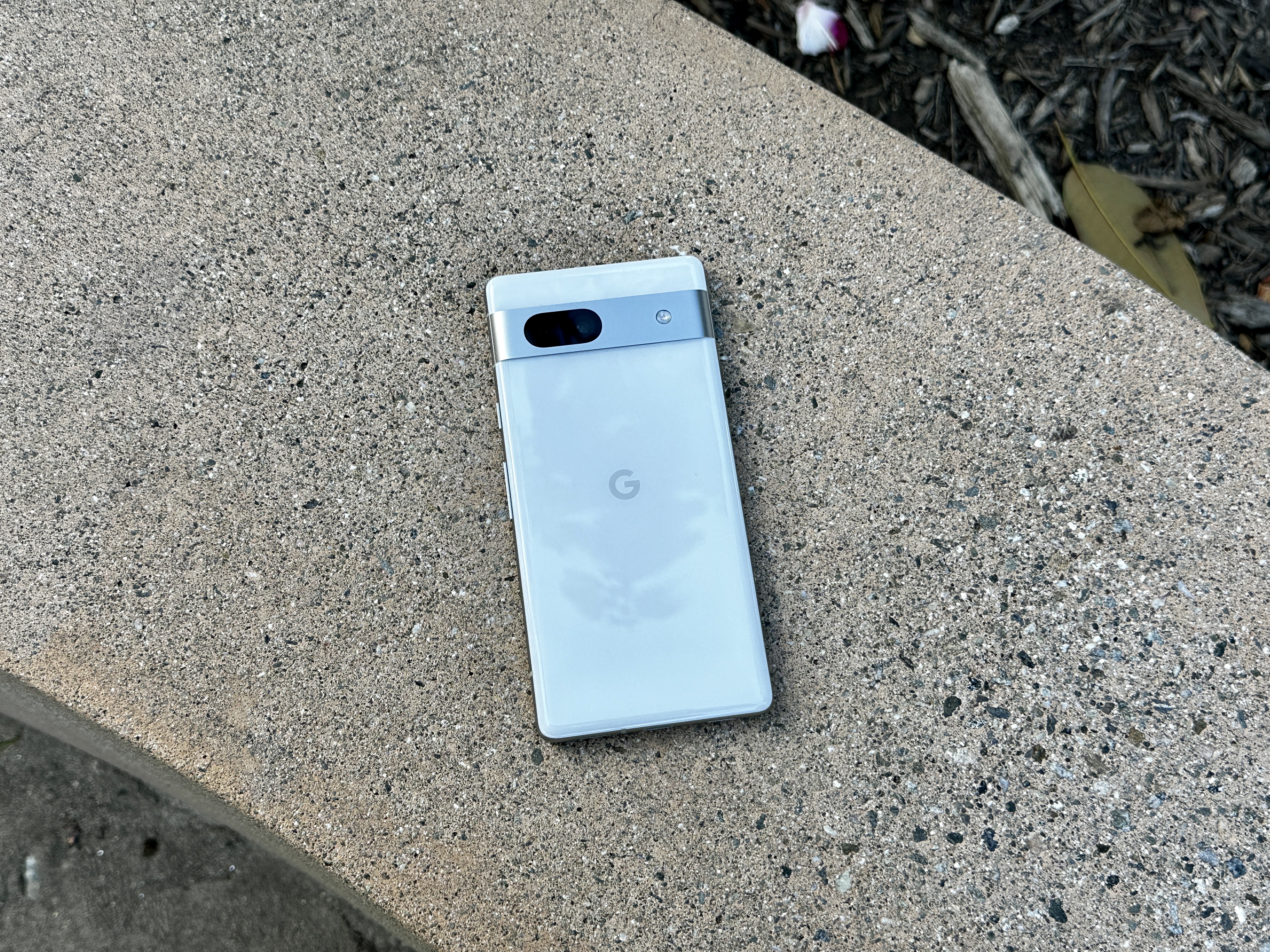 Google Pixel 7a mostrando exterior