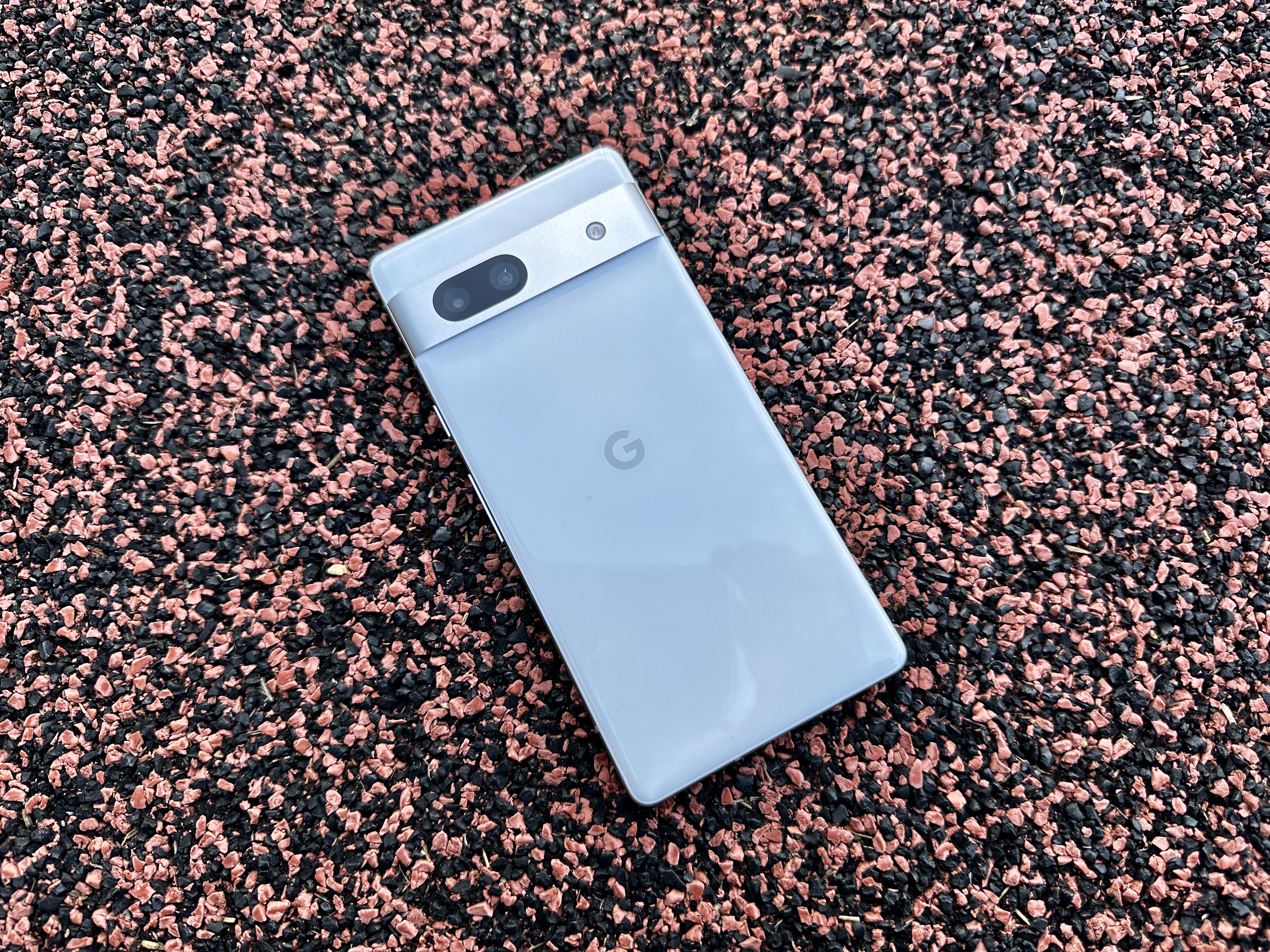 Google Pixel 7a deitado no chão