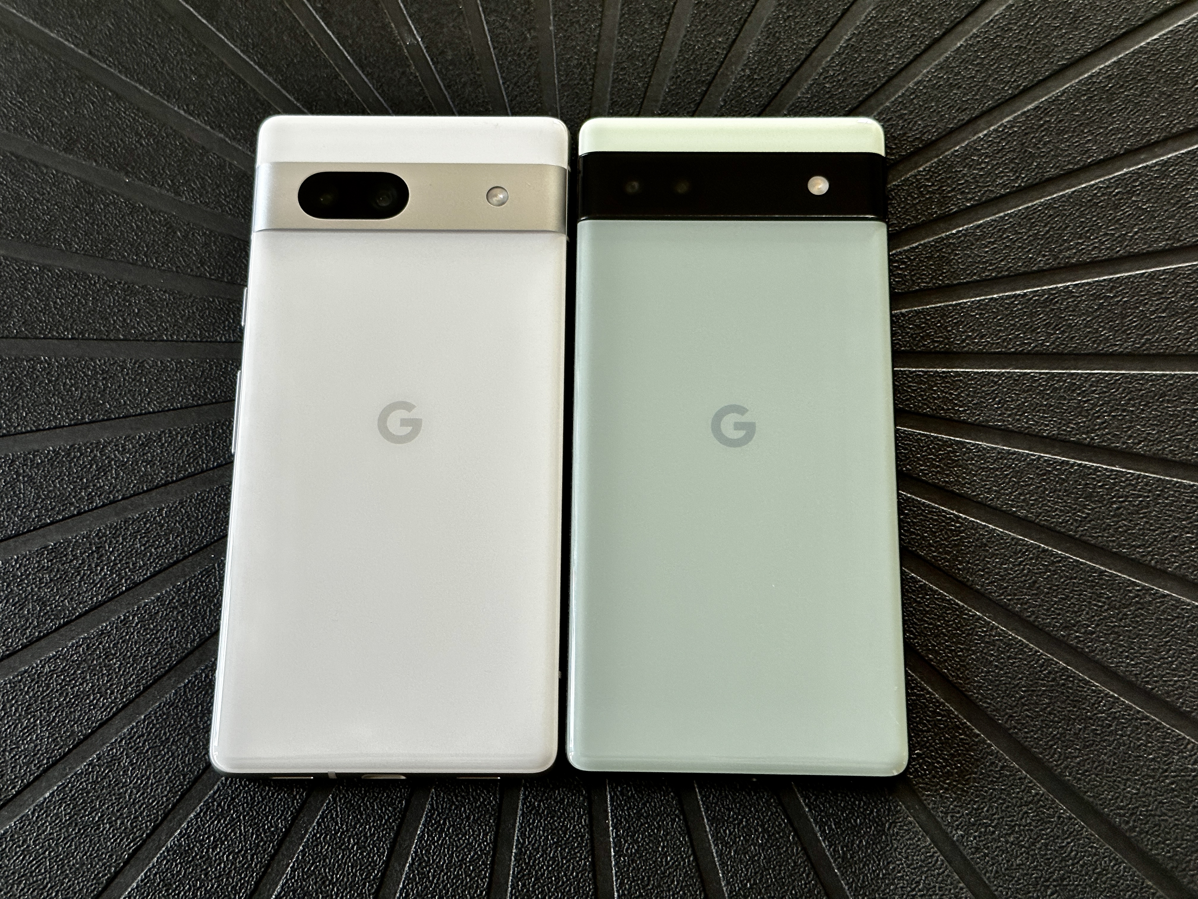 Google Pixel 7a در مقابل 6a پشتی، کنار هم