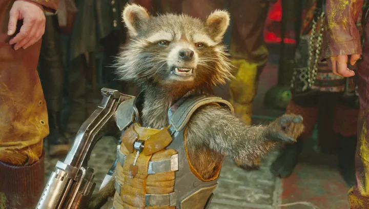 Rocket Raccoon apunta en Guardianes de la Galaxia.