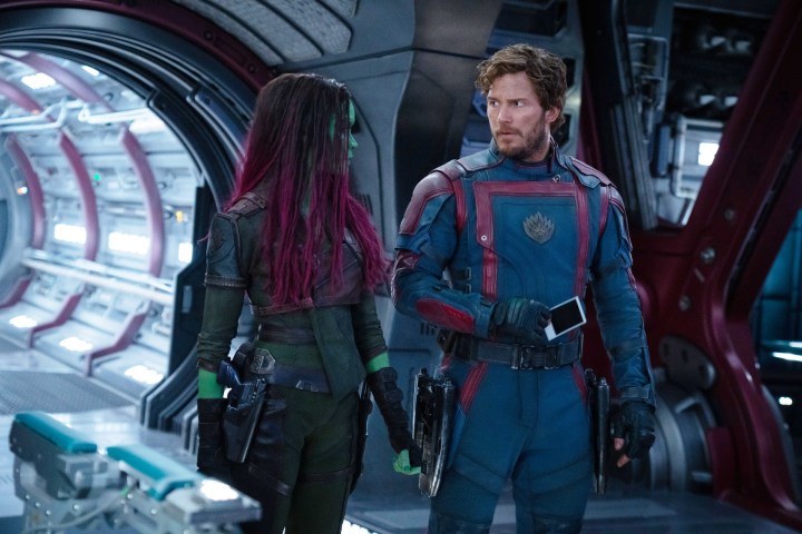 Star-Lord e Gamora conversam em Guardiões da Galáxia Vol.  3.