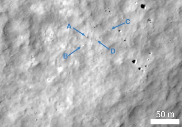 Posibles fragmentos del módulo de aterrizaje de ispace, que se estrelló en la luna.