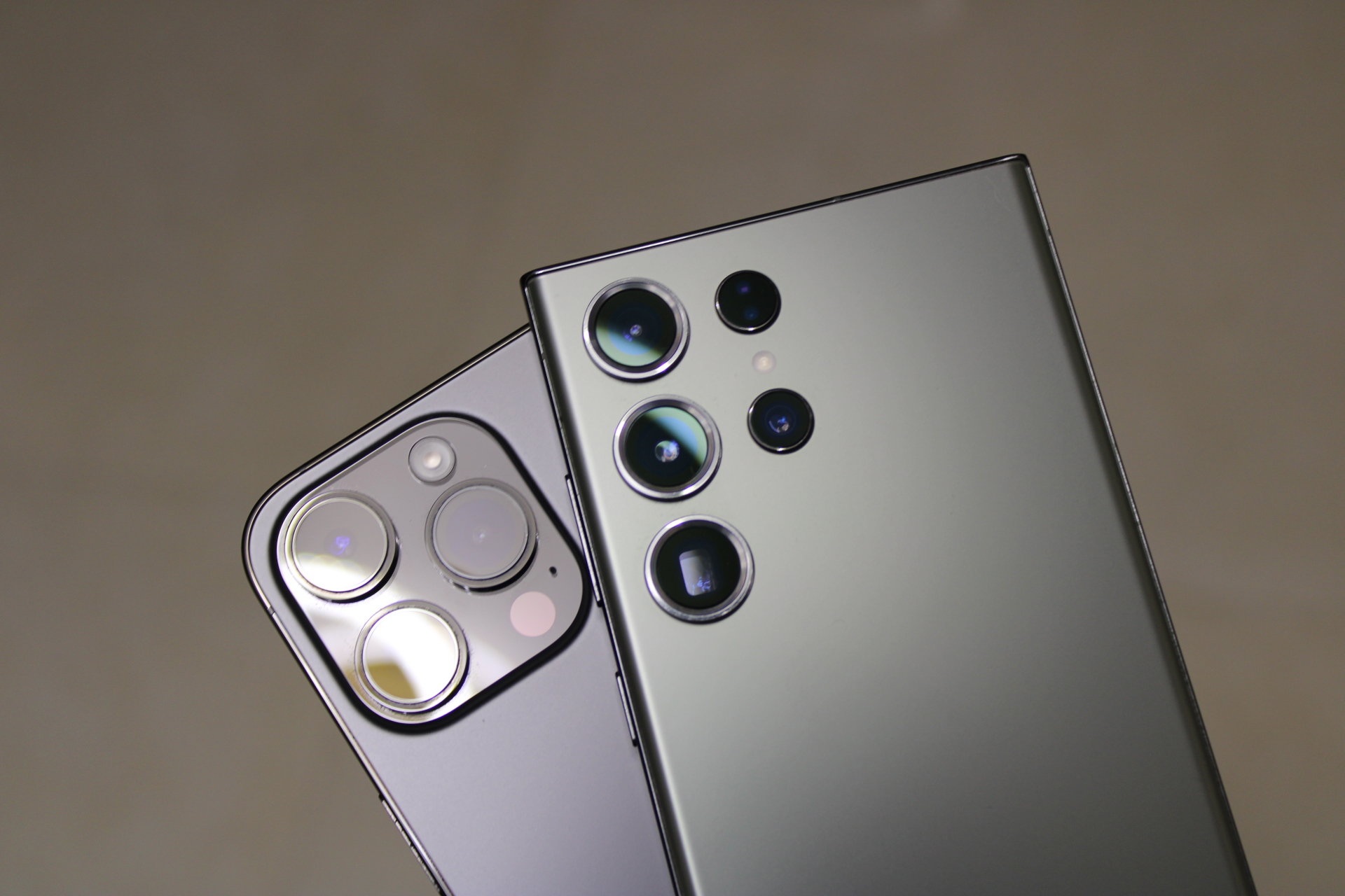 Módulos de câmera do iPhone 14 Pro Max e Galaxy S23 Ultra.