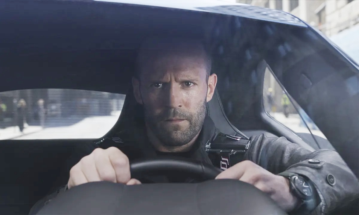 Jason Statham dirige um carro em Velozes e Furiosos 6.