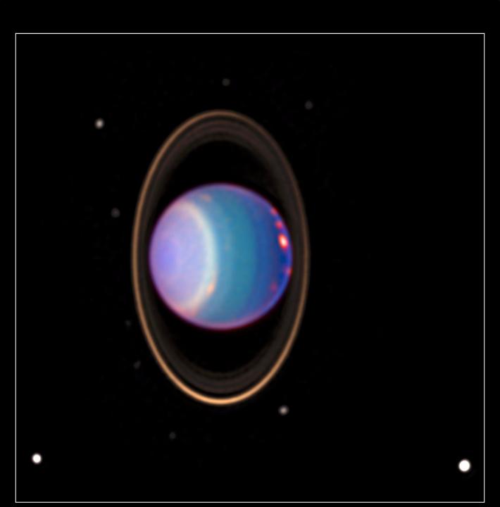 Uranus ist in dieser farbig hinzugefügten Ansicht von seinen vier großen Ringen und 10 seiner 27 bekannten Monde umgeben, die Daten verwendet, die 1998 vom Hubble-Weltraumteleskop aufgenommen wurden. Eine Studie mit neuer Modellierung zeigt, dass vier der großen Monde von Uranus wahrscheinlich innere Ozeane enthalten .