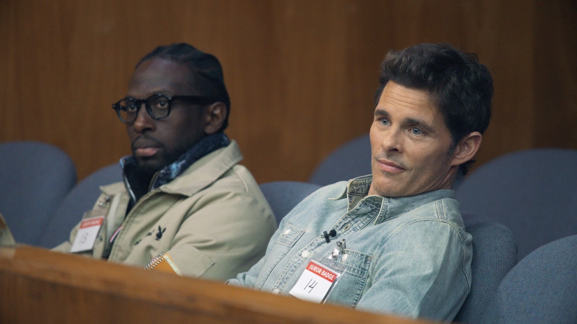 James Marsden está sentado em um tribunal no Jury Duty.