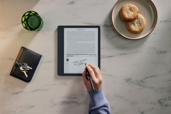Jemand schreibt auf einem Kindle Scribe.
