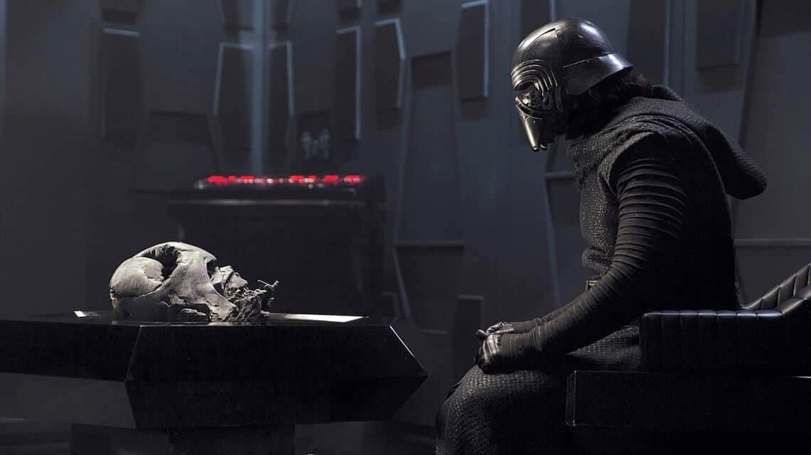 Kylo Ren senta e encara a máscara de Darth Vader em O Despertar da Força.