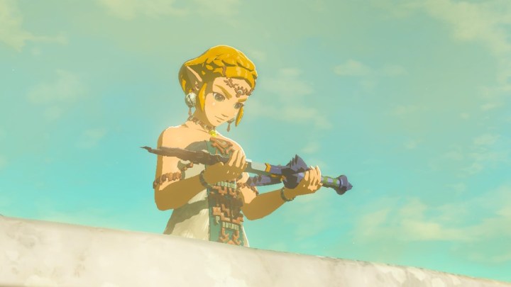 Zelda sosteniendo la decadente Espada Maestra en Lágrimas del Reino.