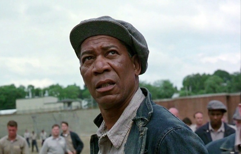 Morgan Freeman olha para cima em The Shawshank Redemption.