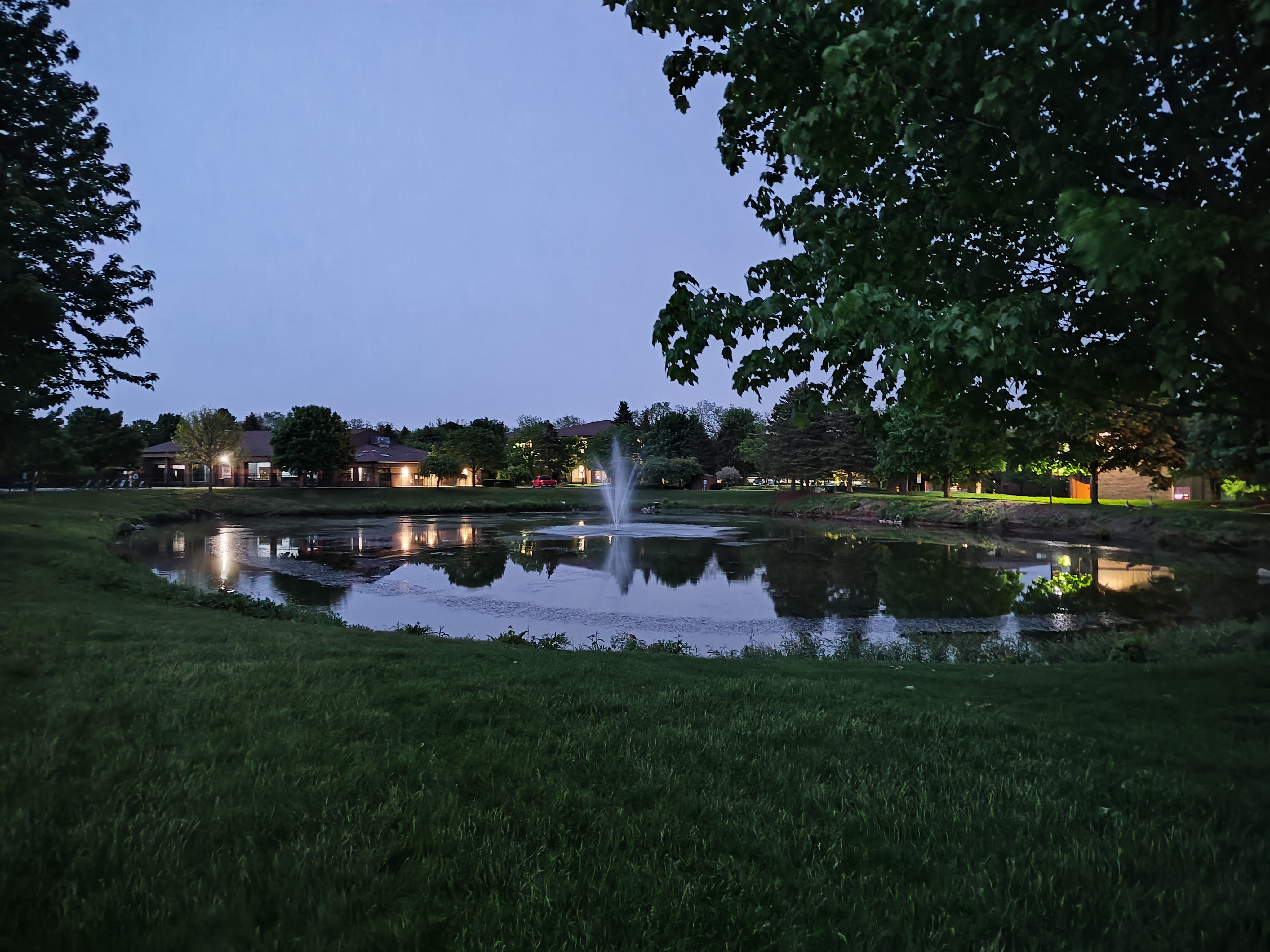 Night mode photo of a pond with a fountain in it, taken with the Motorola Edge Plus (2023).