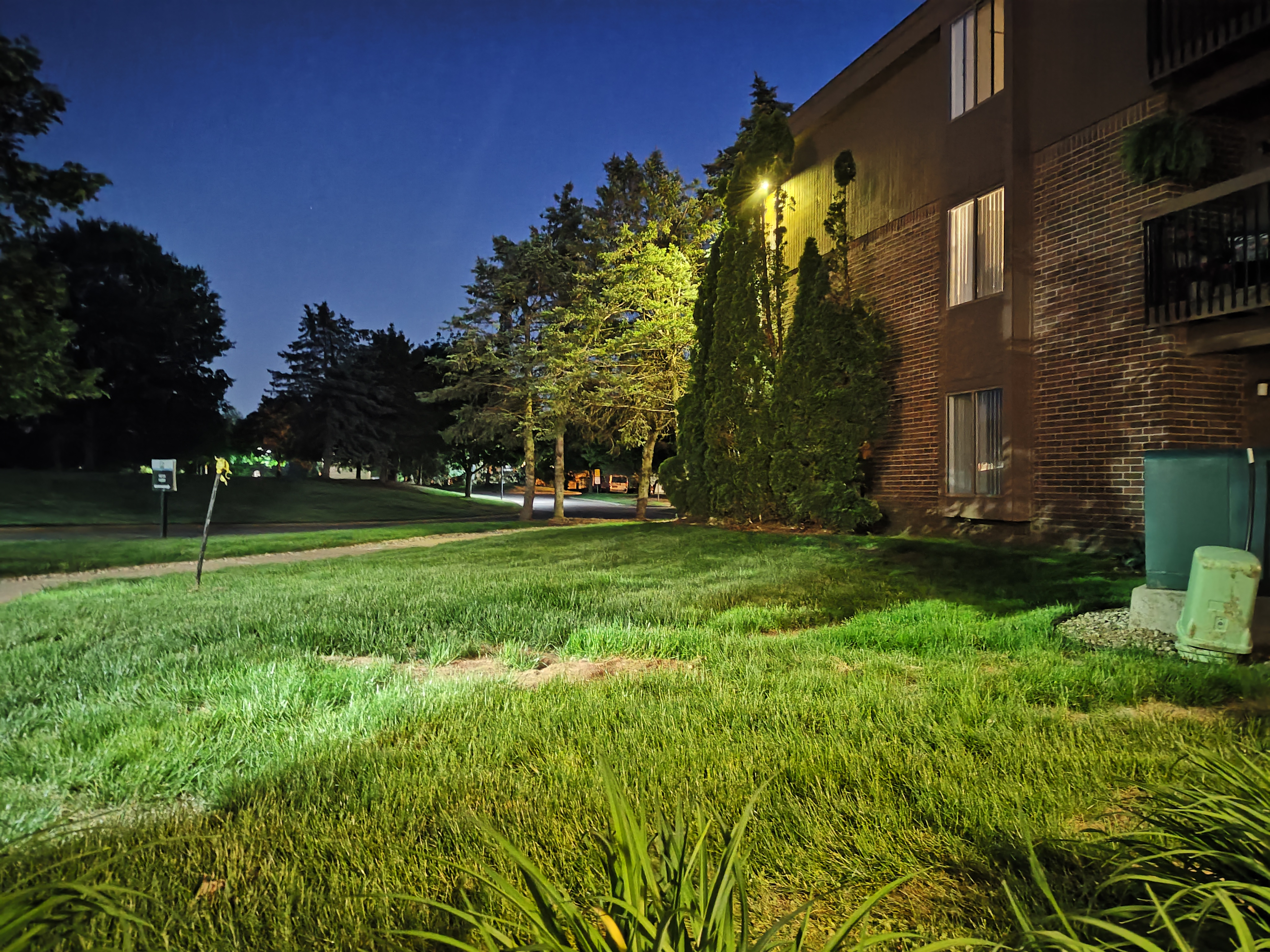 Night mode photo of an apartment building, taken with the Motorola Edge Plus (2023).