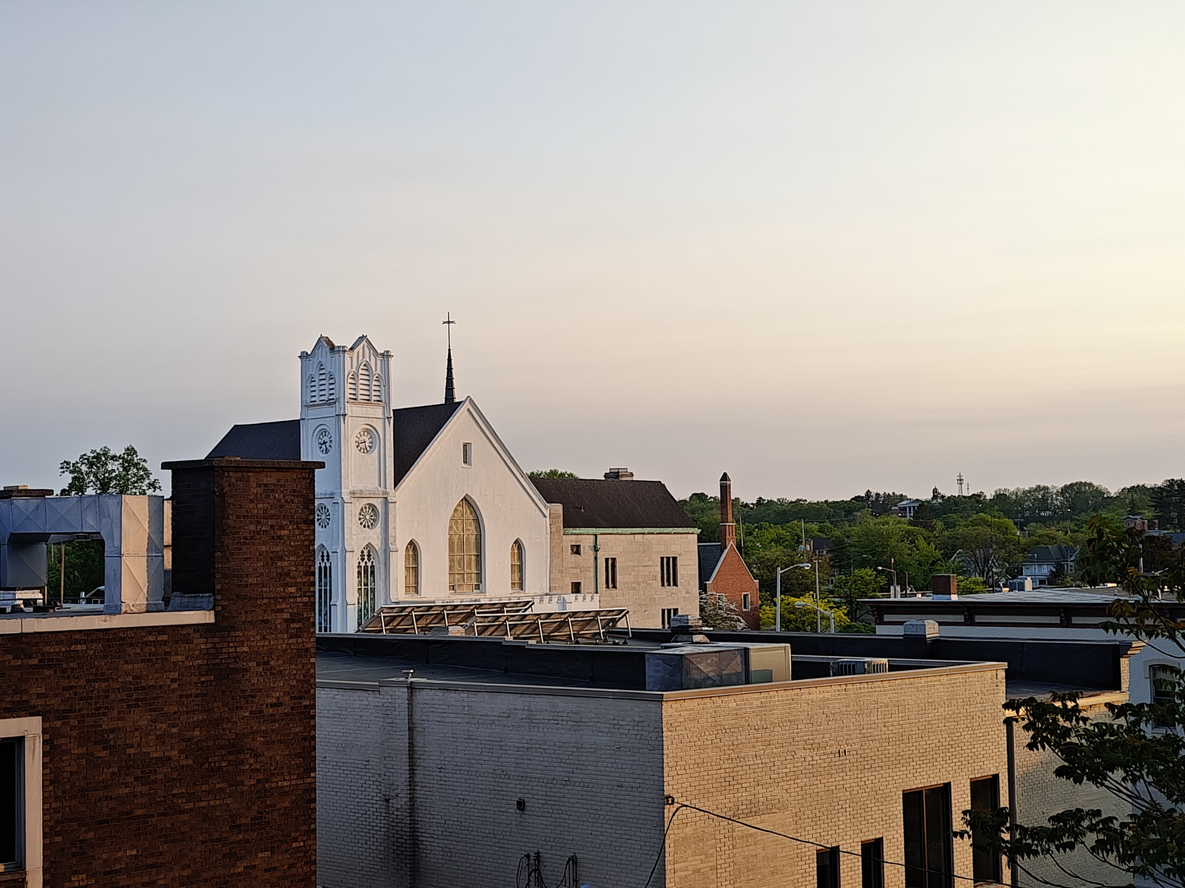 Telephoto picture of a church, taken with the Motorola Edge Plus (2023).