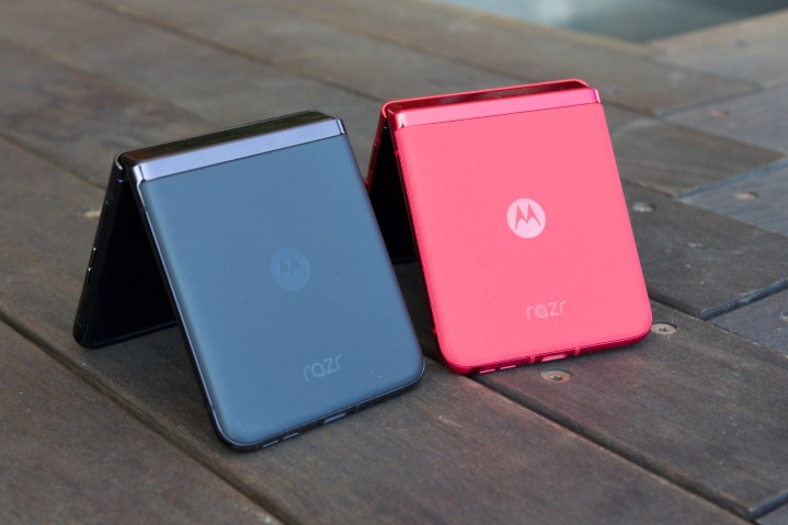 Il Motorola Razr Plus in nero e rosso.