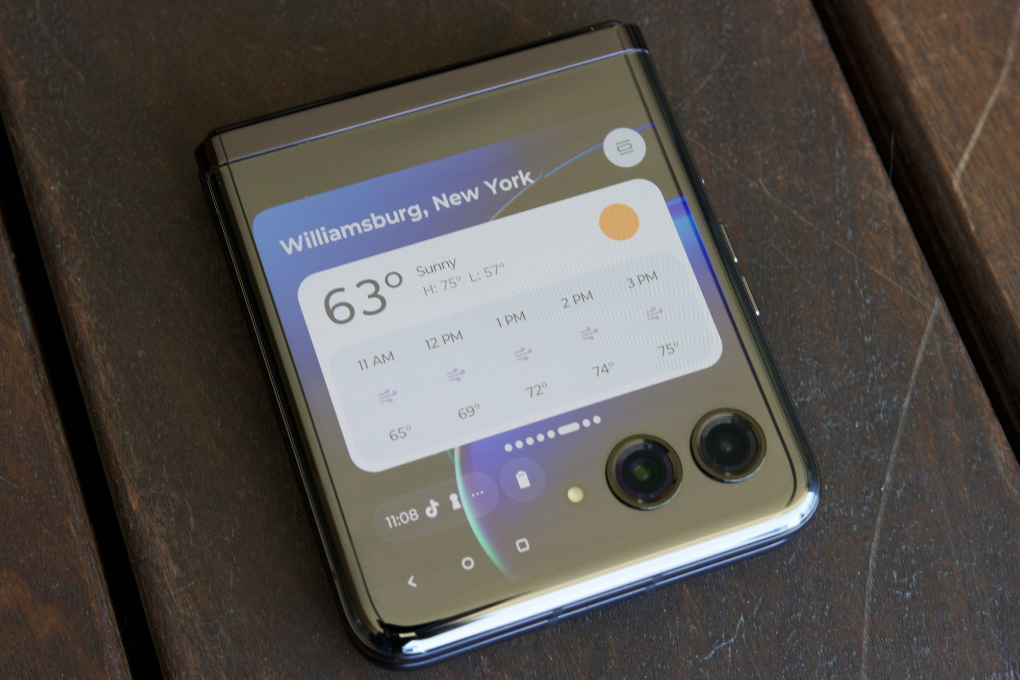 A weather widget on the external display of the Motorola Razr Plus.