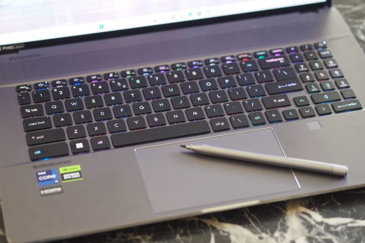 Vista dall'alto di MSI Creator Z17 HX Studio che mostra tastiera, touchpad e penna.