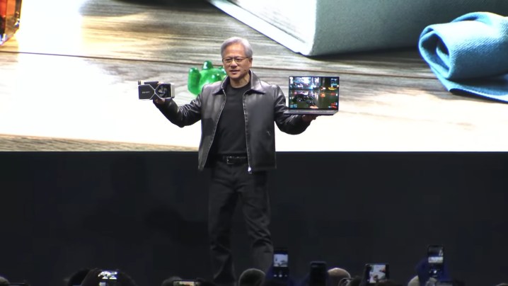 CEO de Nvidia mostrando la RTX 4060 Ti en Computex 2023.