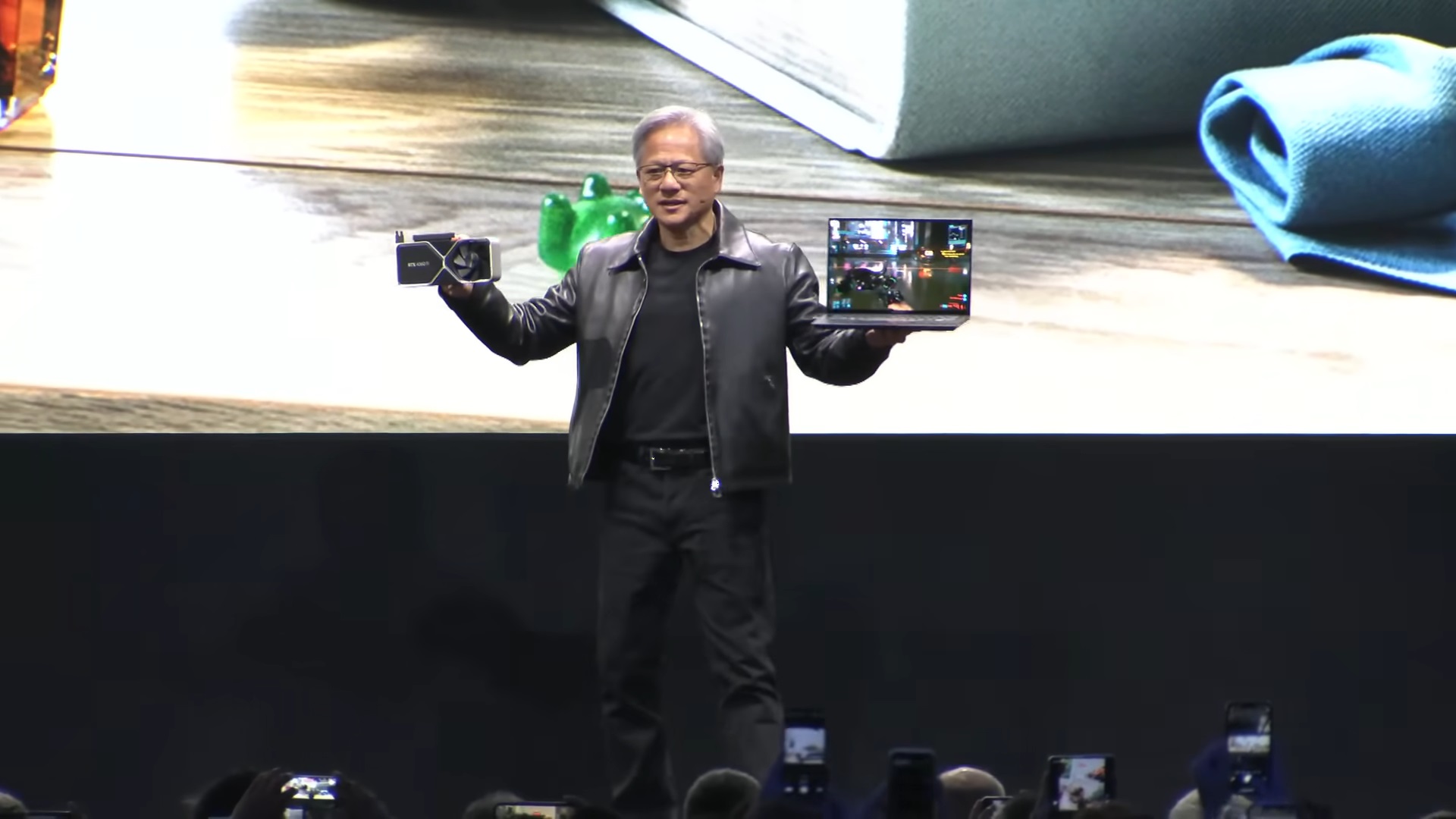 CEO da Nvidia mostrando a RTX 4060 Ti na Computex 2023.