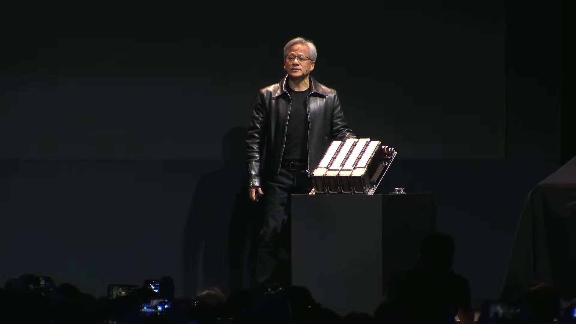 CEO da Nvidia mostrando o computador Hopper da empresa.