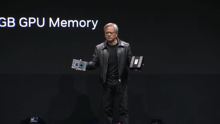 El CEO de Nvidia mostrando la computadora Grace Hopper de la compañía.
