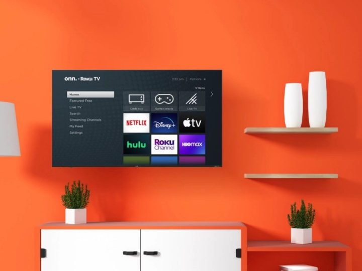 O onn.  75” Classe 4K UHD (2160P) LED Frameless Roku Smart TV é uma sala de estar com paredes laranja.