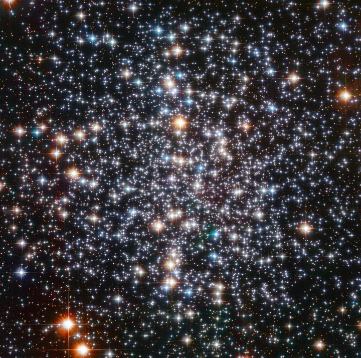 Una imagen del Telescopio Espacial Hubble del cúmulo globular de estrellas, Messier 4. El cúmulo es una densa colección de varios cientos de miles de estrellas. Los astrónomos sospechan que un agujero negro de masa intermedia, que pesa hasta 800 veces la masa de nuestro Sol, está al acecho, invisible, en su núcleo.