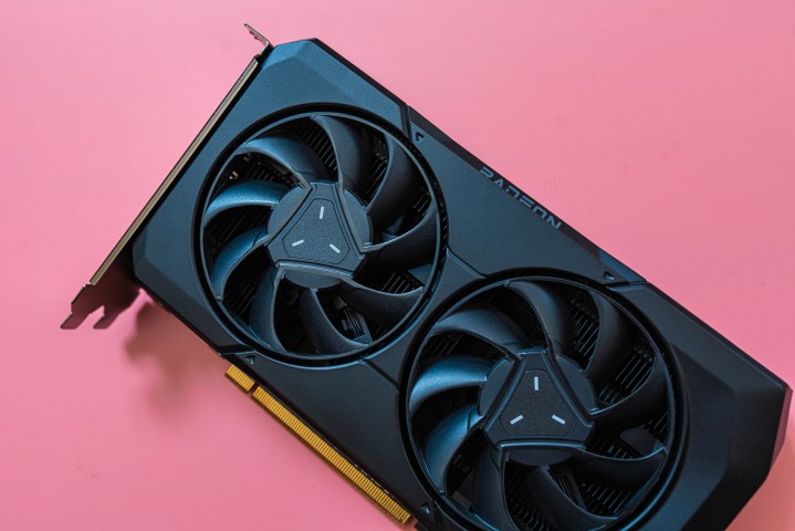 AMD RX 7600 sobre fondo rosa.