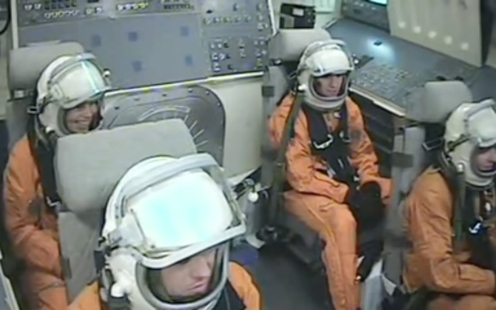 Pessoas no exterior um ônibus espacial em Cadetes Espaciais.