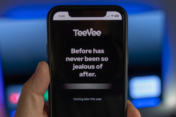El sitio web TeeVee.com en un teléfono.