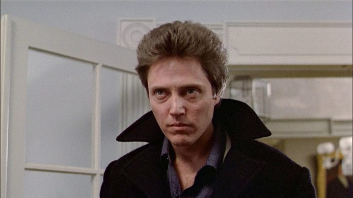 Johnny Smith con un abrigo negro en "The Dead Zone".