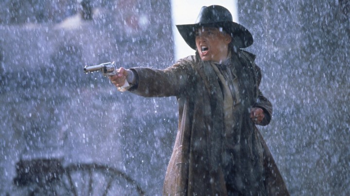 Sharon Stone apunta con un arma en The Quick and the Dead.