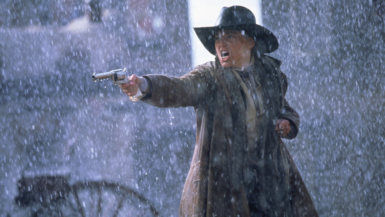 Sharon Stone aponta uma arma em The Quick and the Dead.