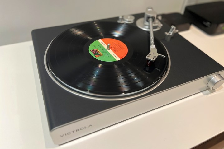 Il giradischi Victrola Stream Carbon Sonos con un disco sopra.