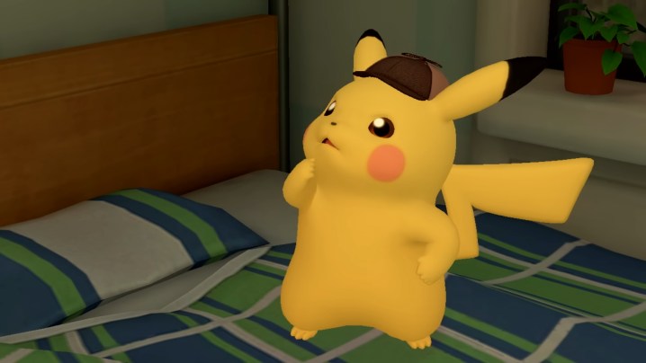 Detetive pikachu pensando em pé em uma cama.