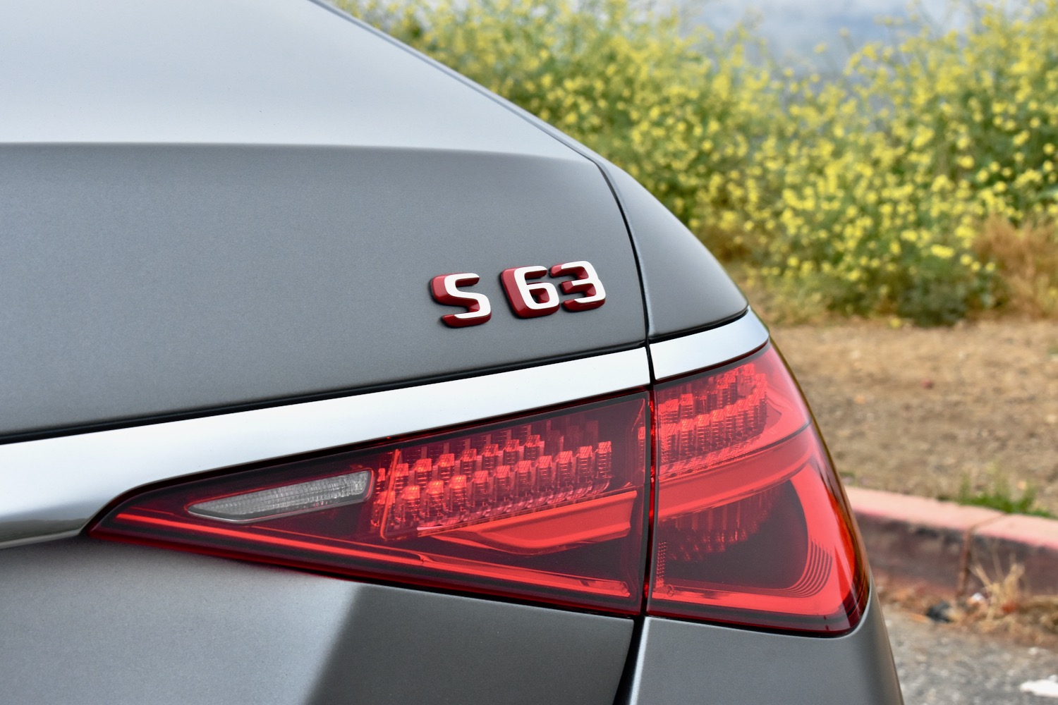 Emblema na tampa do porta-malas do Mercedes-AMG S63 E Performance 2024.