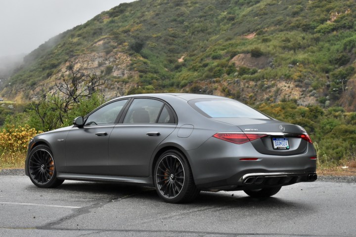 Vue arrière de trois quarts de la Mercedes-AMG S63 E Performance 2024.