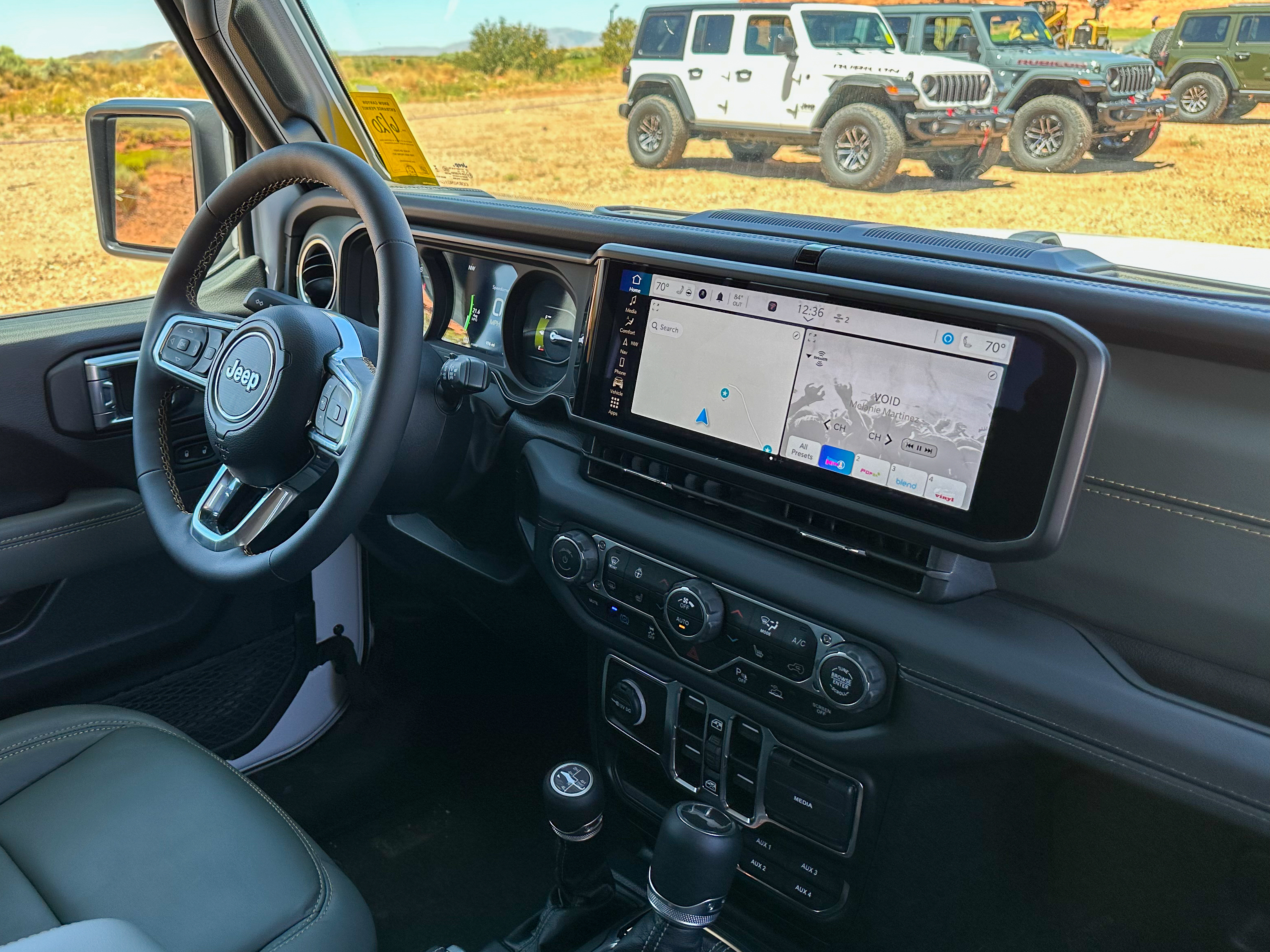 Interior de um Jeep Wrangler 4xe 2024.