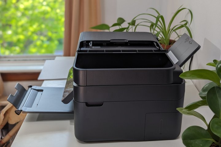 نمای جانبی Epson WorkForce WF-2930 نشان می دهد که سینی کاغذ کمی از جلو پنهان شده است.