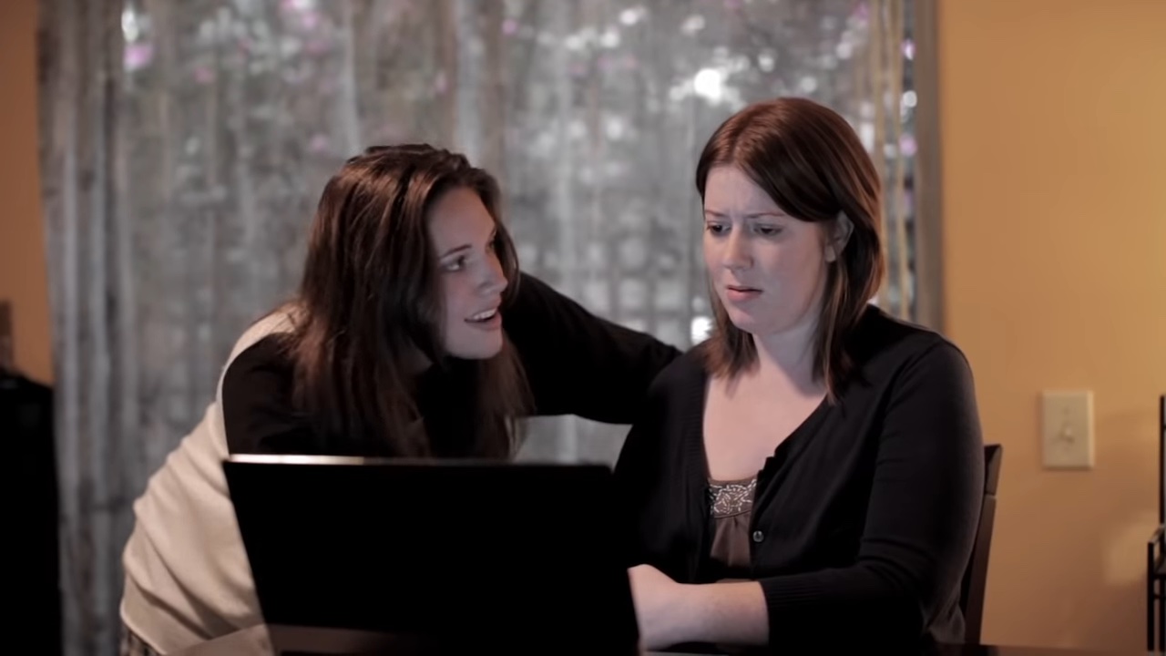 Duas mulheres se reuniram em frente a um laptop em "Absentia".
