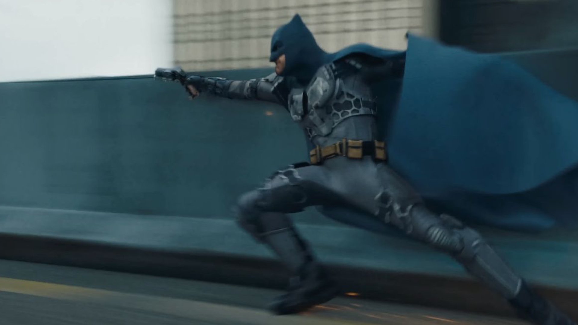 Ben Affleck como Batman derrapando pelas ruas em The Flash.