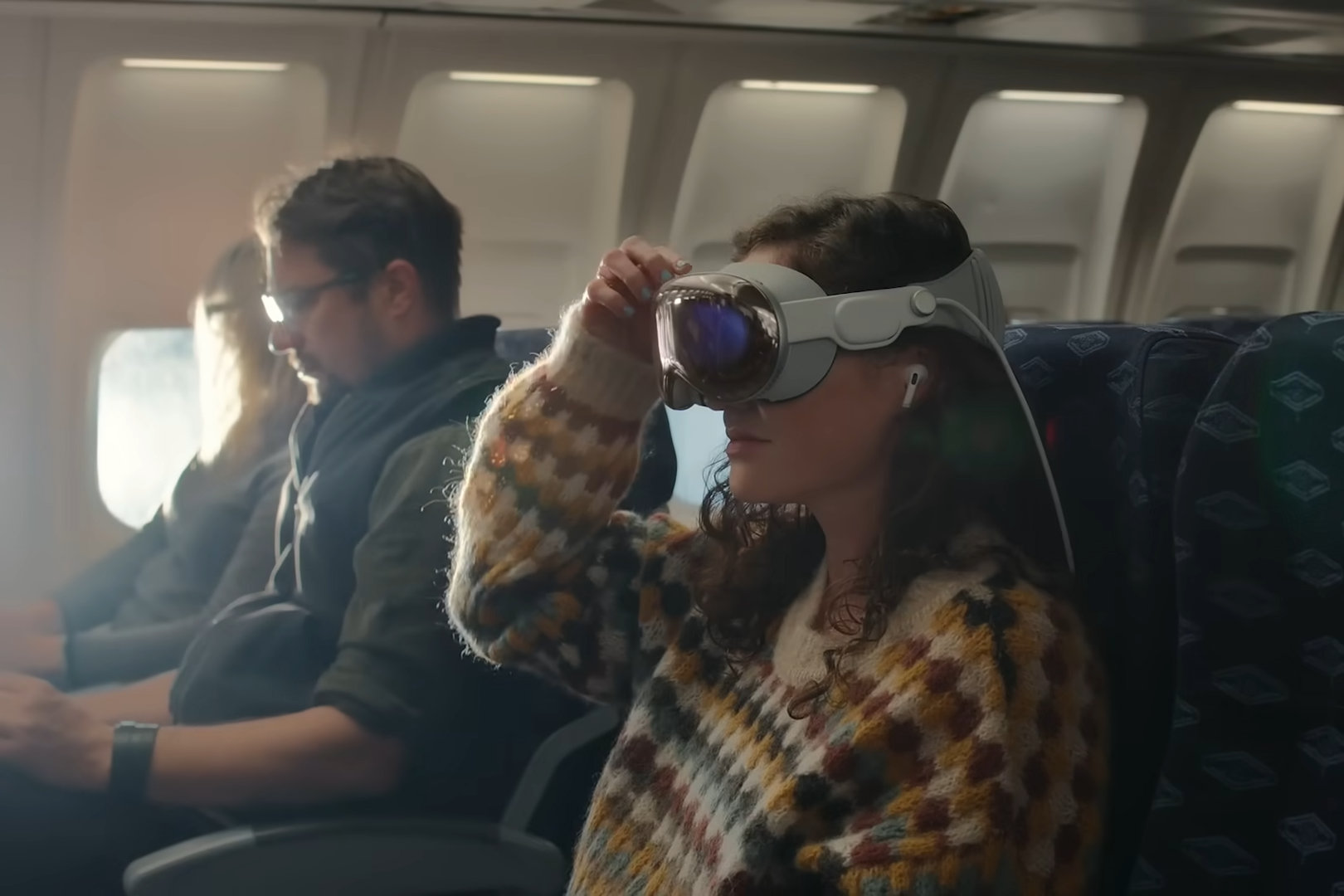 O Apple Vision Pro está sendo usado em um avião.