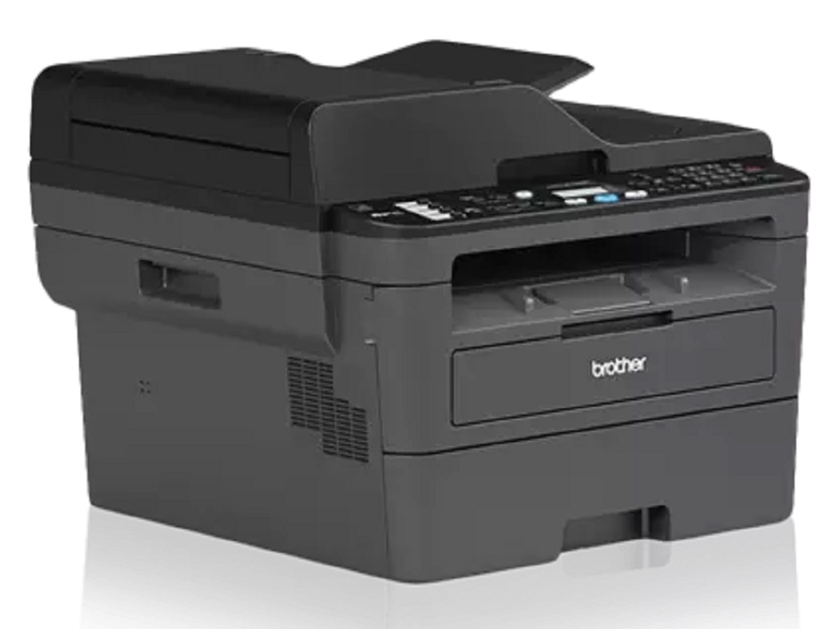 A impressora a laser multifuncional Brother MFC-L2710DW monocromática em um fundo branco.