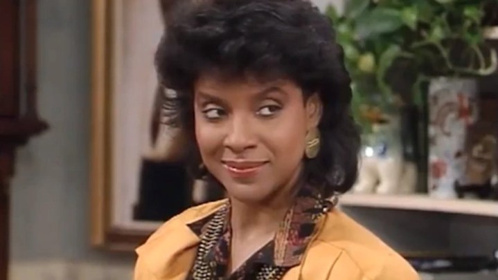 The Cosby Show'da bir kadın kaşını kaldırıyor.
