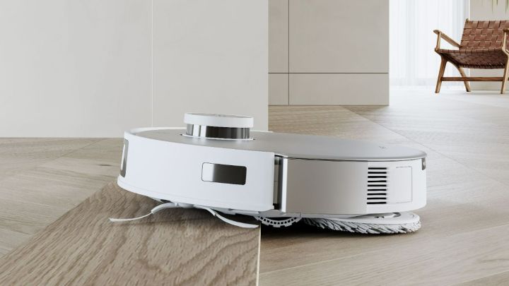 The Deebot T20 Omni mopping an uneven floor.