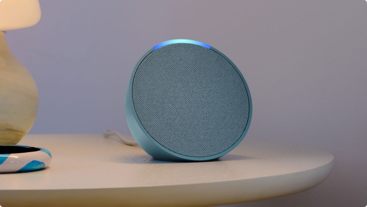 Um Echo Pop azul sobre uma mesa.