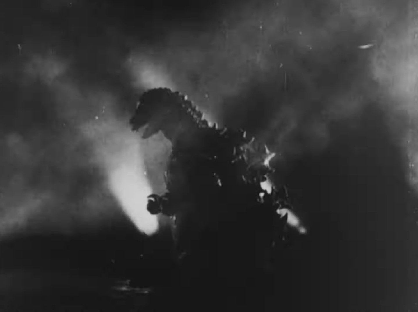 Godzilla com holofotes ao seu redor em "Godzilla" (1954).