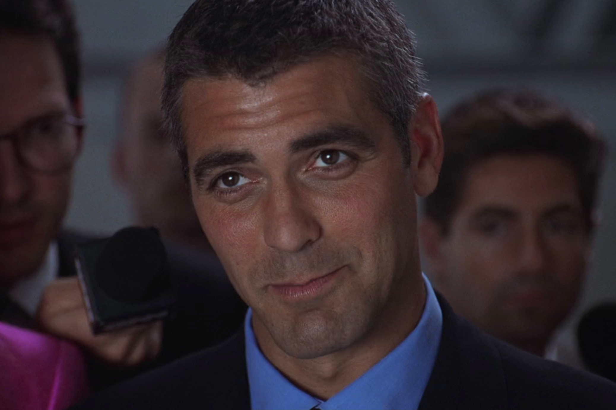 George Clooney sorri como Bruce Wayne em Batman & Robin.
