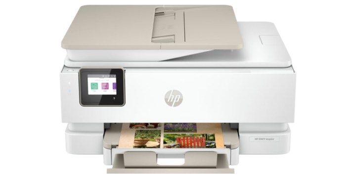 A impressora multifuncional HP Envy Inspire 7995e voltada para a frente em um fundo branco.